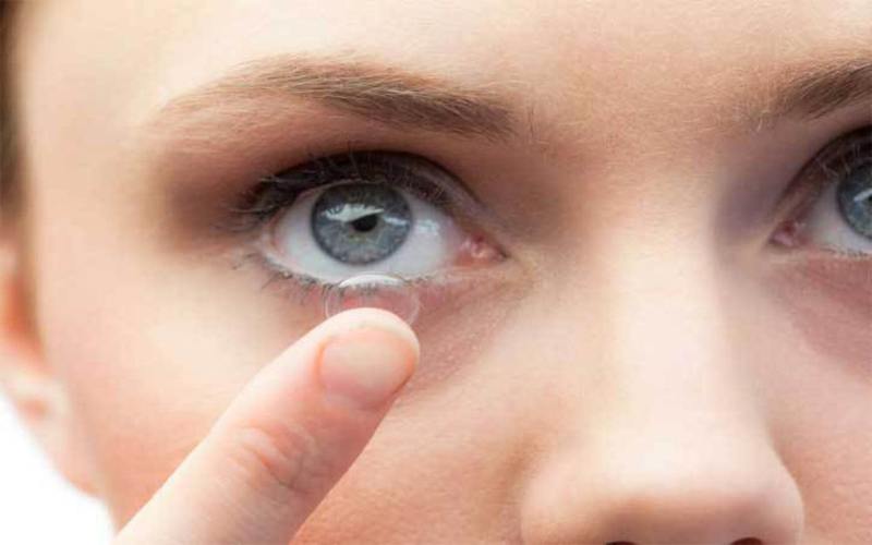 Makeup Tips for Contact Lens Wearers Women