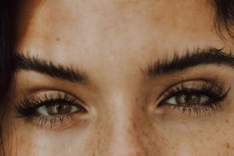 4 Tips and Tricks for Getting Thick and Beautiful Brows Naturally