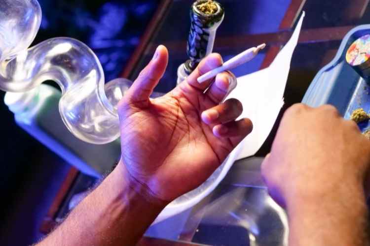 Bong Vs Joint – Know The Benefits, Side Effects, And Differences