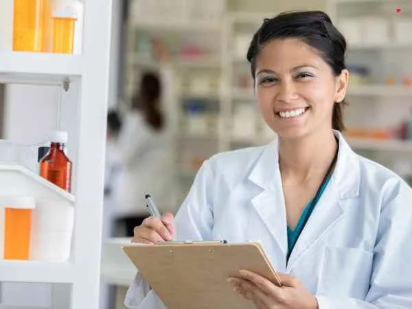 How to Become a Travel Pharmacy Technician